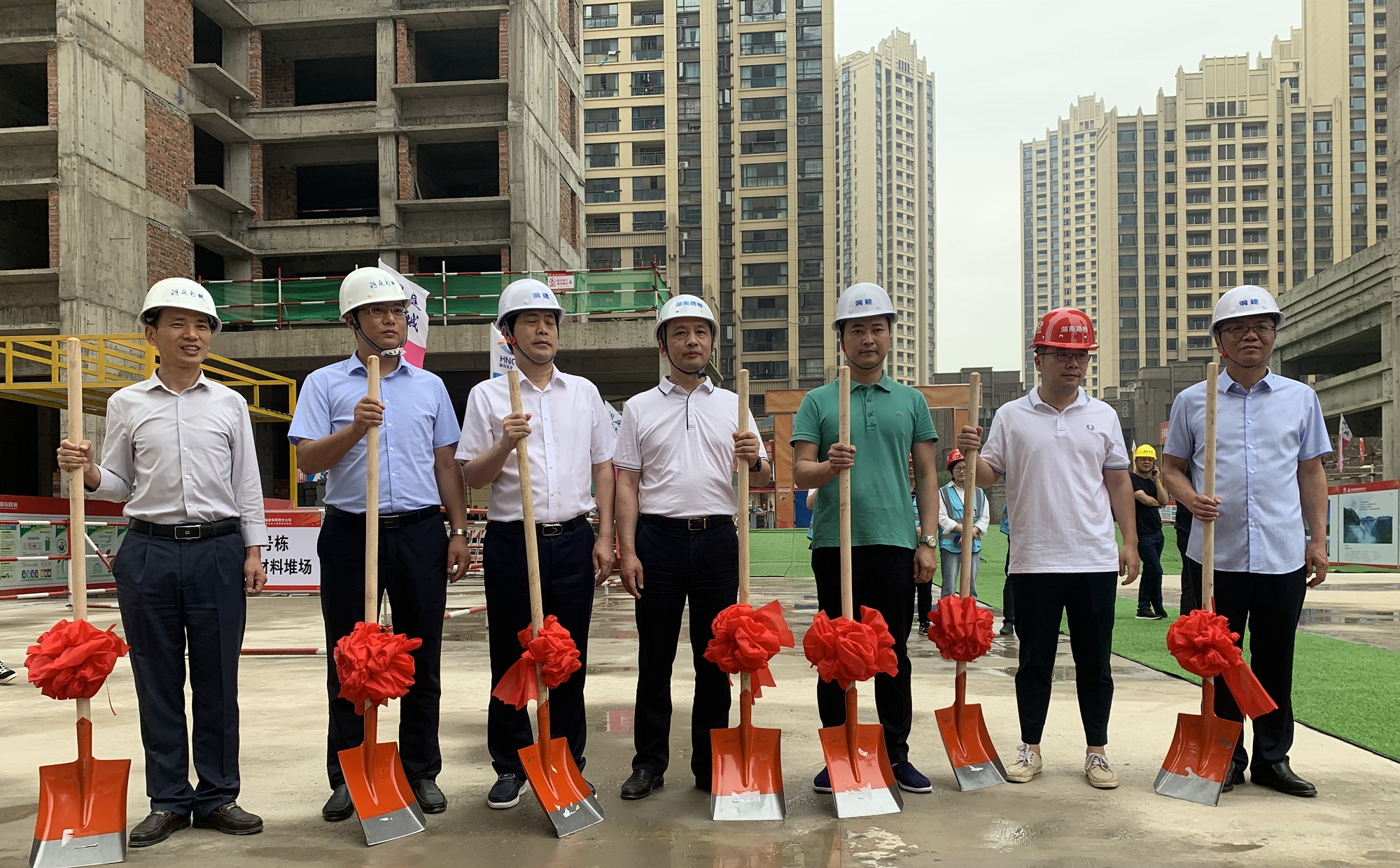 20200619122950.jpg 圖片從右至左 第三位 洞庭建投公司總經(jīng)理陳慎輝 第四位 建筑分公司書(shū)記兼經(jīng)理 楊永強(qiáng) 第六位 項(xiàng)目經(jīng)理杜瑋_副本.jpg