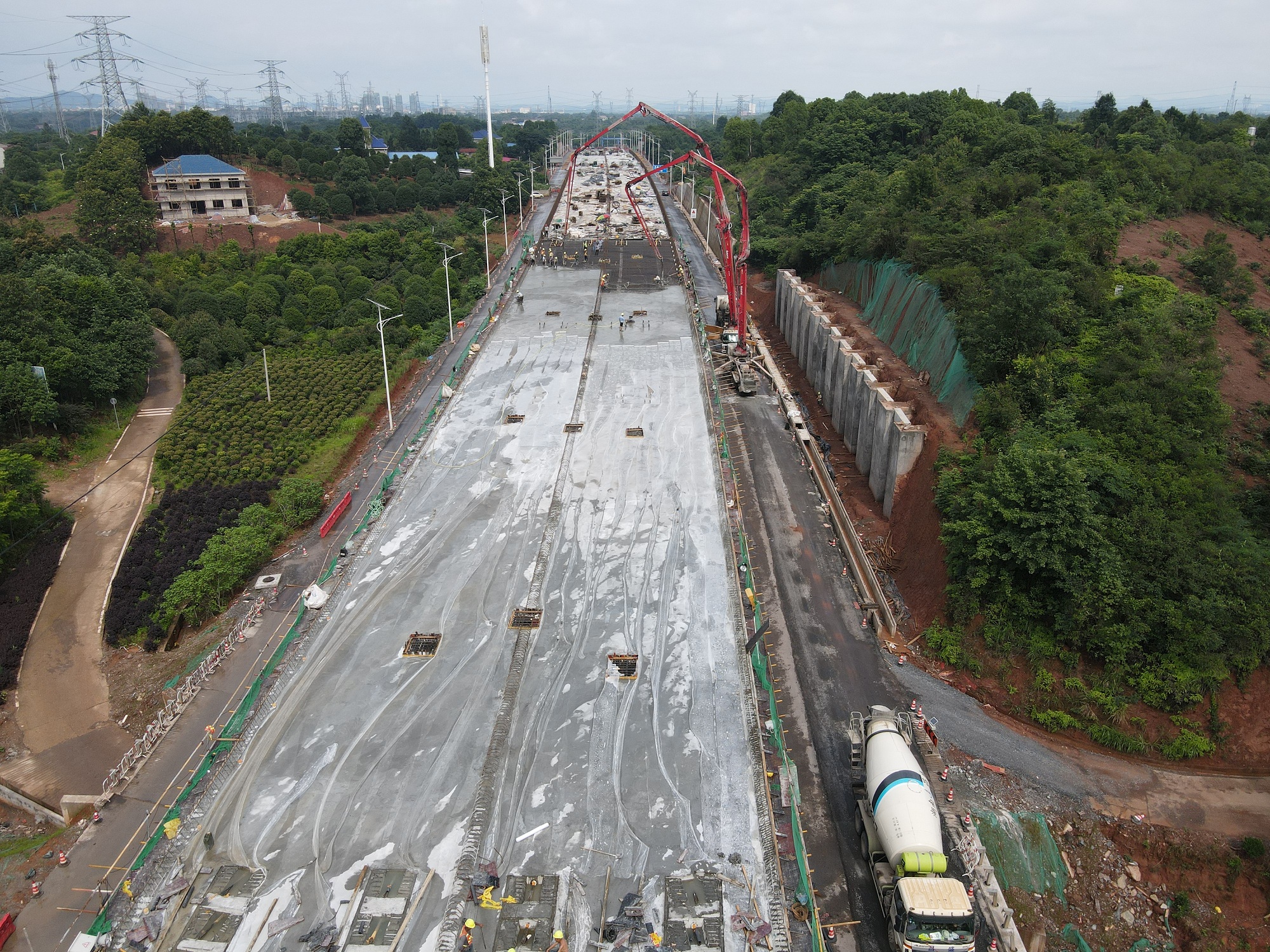 20200619127352.jpg Y325橋現(xiàn)澆箱梁澆筑現(xiàn)場.jpg