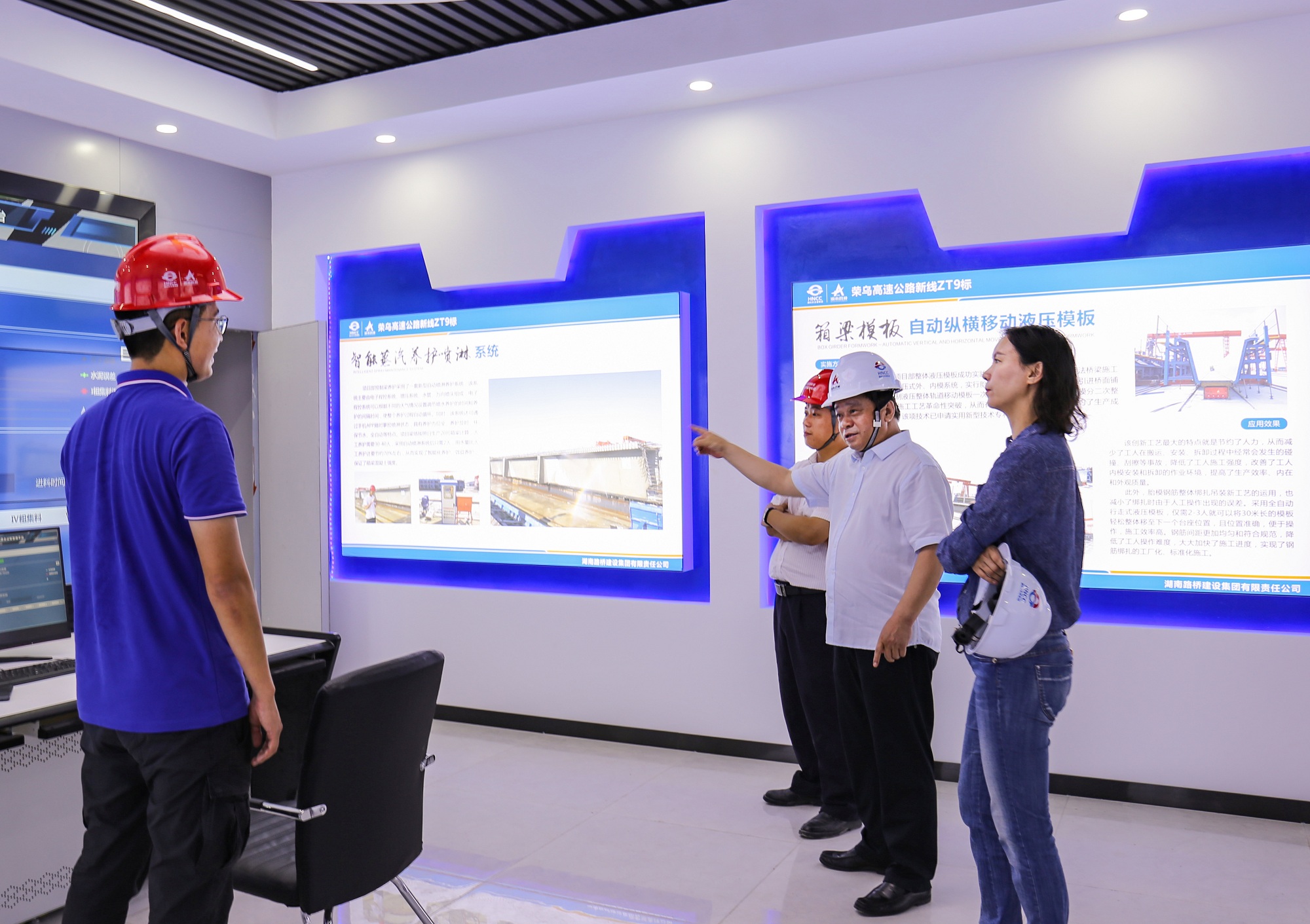 5、申生光一行參觀BIM技術(shù)室 _副本.jpg