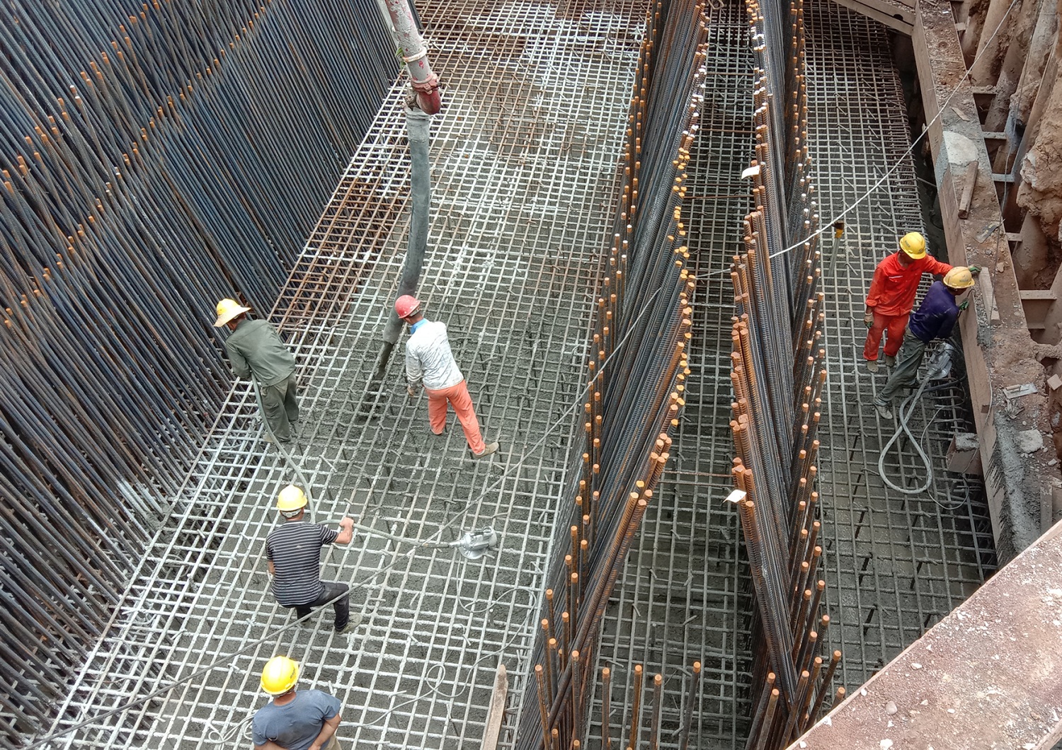 20200710122025.jpg 土谷塘湘江特大橋澆筑現(xiàn)場_副本.jpg