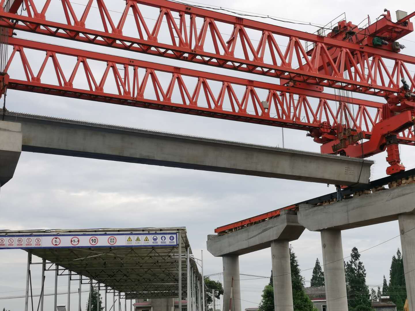 20200722440258.jpg 伍益14標(biāo)大里程方向首片梁板成功架設(shè)照片 (2).jpg
