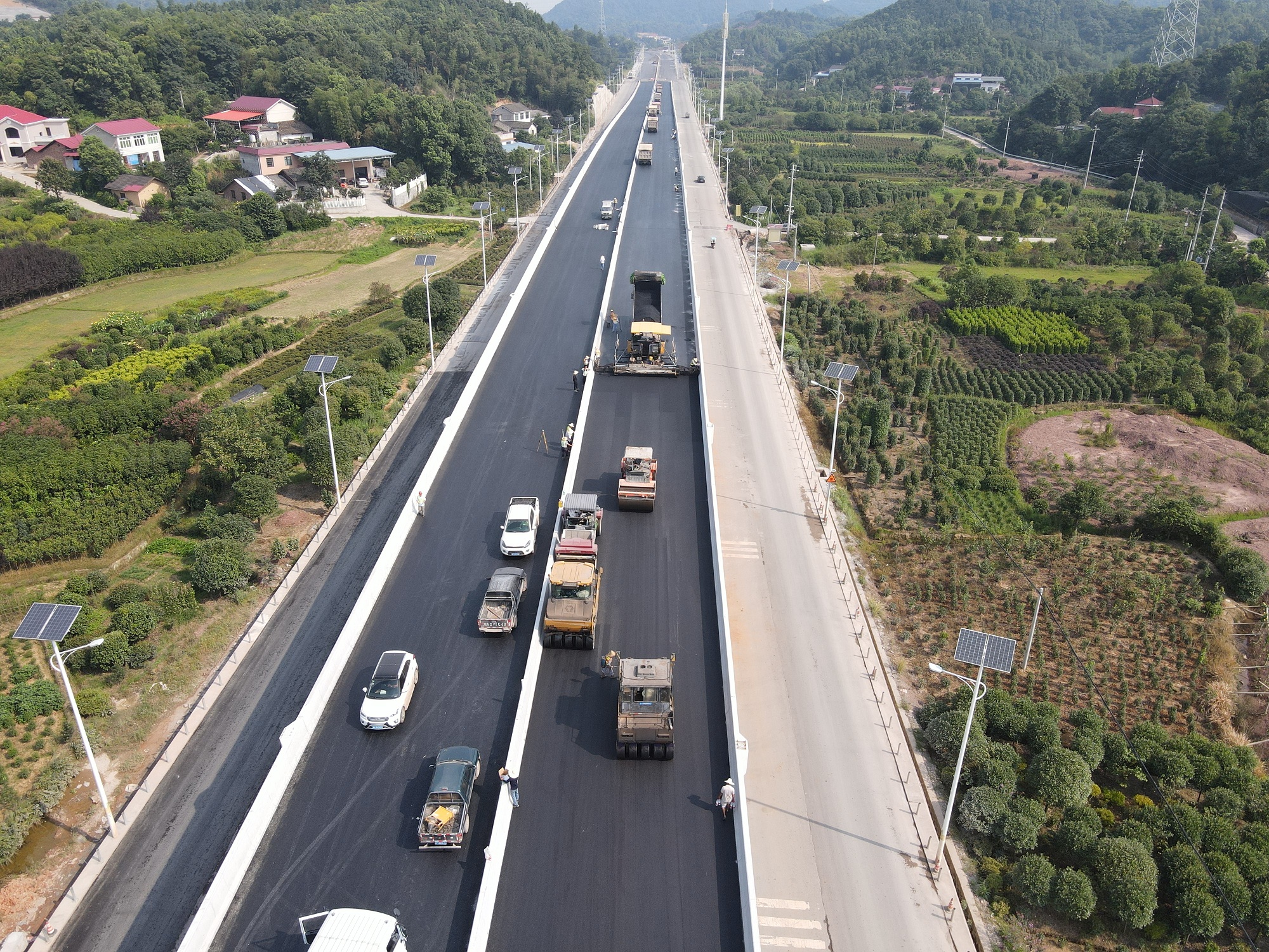 20200729136496.jpg 主線三號(hào)橋上面層攤鋪現(xiàn)場(chǎng).jpg