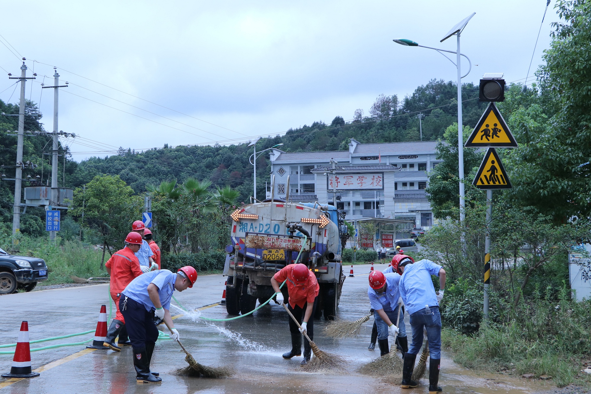 20200831754605.jpg 照片:洪水退了 身上厚重的泥土味獲村民點(diǎn)贊_副本.jpg