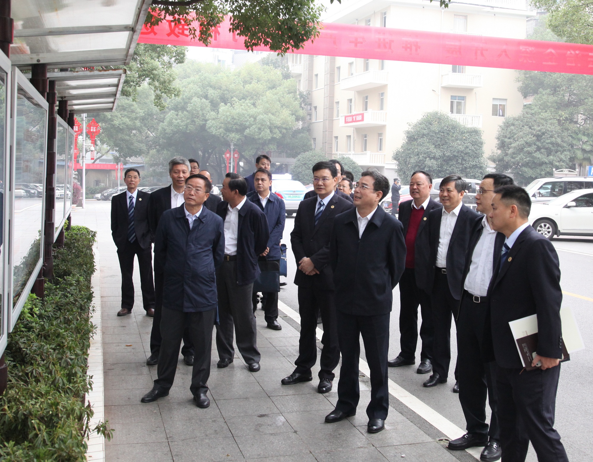 20201019118931.jpg 范運(yùn)田參觀普法宣傳長(zhǎng)廊IMG_5777_副本.jpg