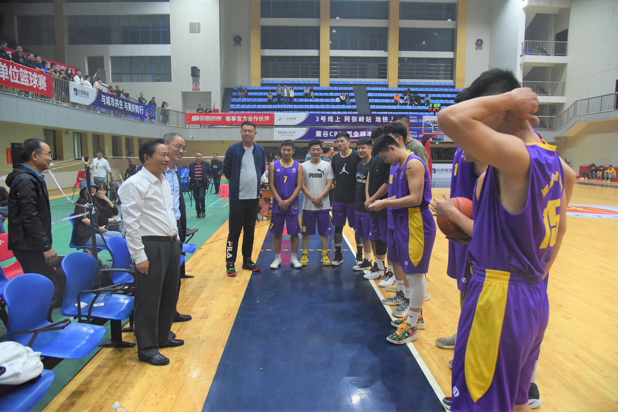 交水建集團(tuán)領(lǐng)導(dǎo)周雄飛、胡建華在比賽現(xiàn)場(chǎng)為球員加油鼓勁.jpg