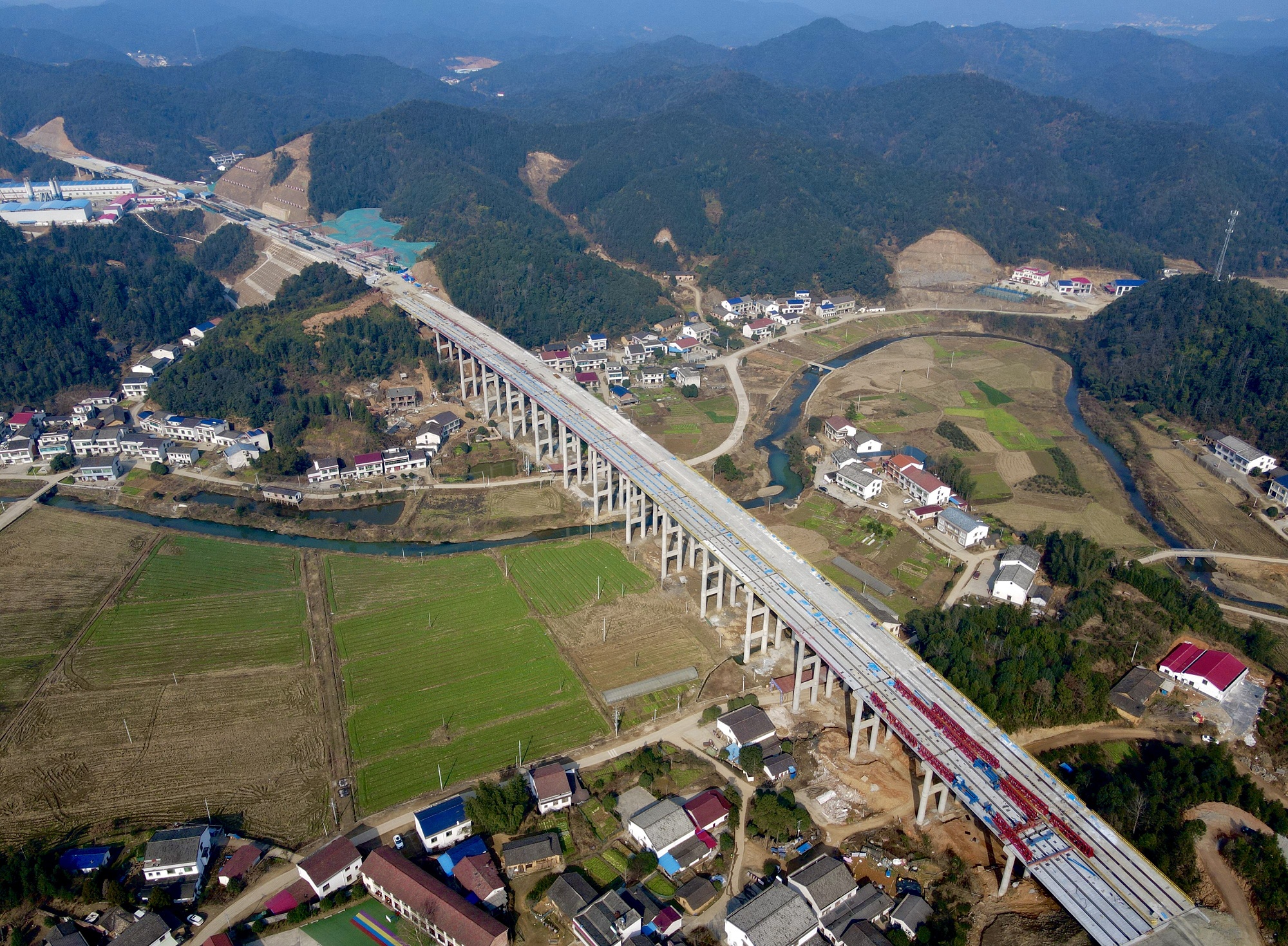 20210111811106.jpg 平益八標(biāo)清潭村大橋梁片架設(shè)完成7_副本.jpg