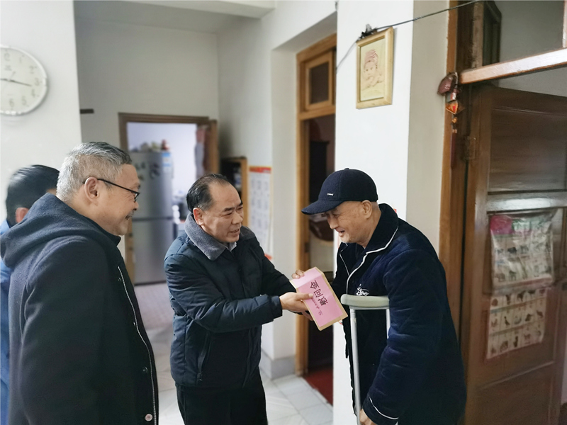 6、2月8日，盛希慰問(wèn)黨員黃勵(lì),到家中對(duì)其重病出院的父親。_副本_副本.jpg