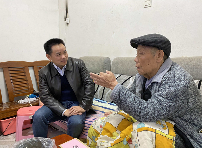 15、2月7日，陳湘平慰問(wèn)困難退休群眾尹先金_副本_副本.jpg