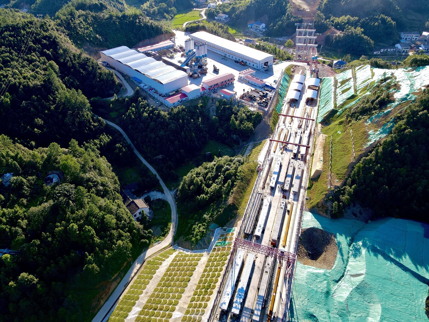 20210406534024.jpg 2平益八標制梁場最后一片箱梁.jpg