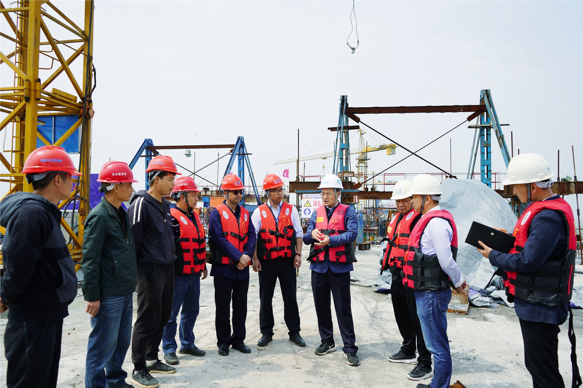 20210508257330.jpg 楊宏偉督查慰問(wèn)13標(biāo)02_副本_副本.jpg