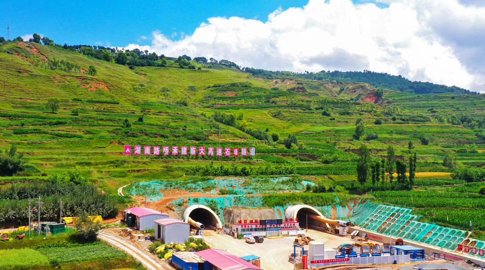 20210812613288.png 照片1:臨大11標項目連續(xù)5次獲業(yè)主表彰獎勵.png