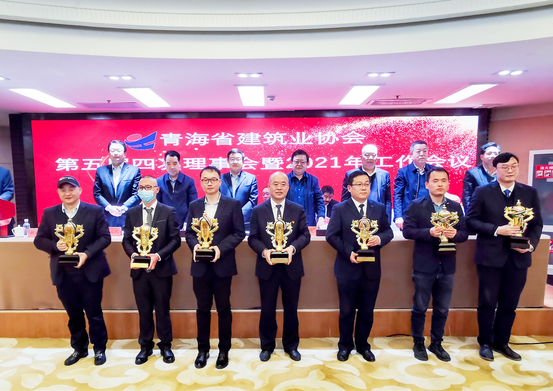 20210812818077.jpg 集團(tuán)總經(jīng)濟(jì)師彭南越上臺(tái)領(lǐng)取獎(jiǎng)杯(前排左一)_副本.jpg