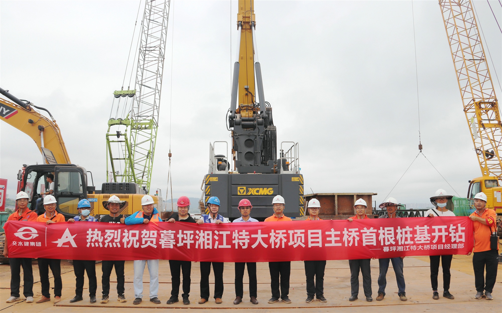 20211012622153.jpg 暮坪湘江特大橋主橋水中首樁順利開(kāi)鉆_副本.jpg