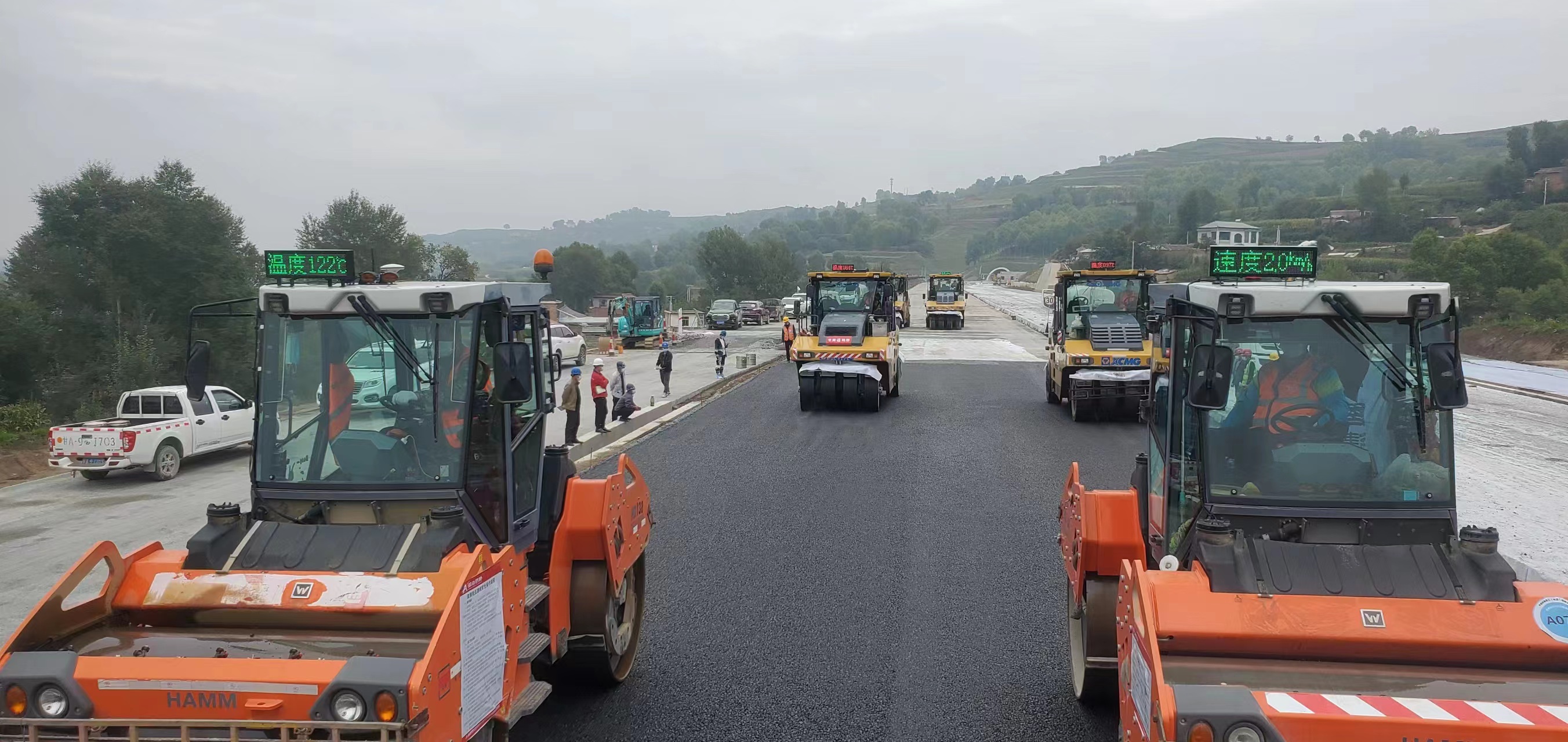 20220923450241.jpg 照片:臨大路面2標順利完成瀝青下面層試驗段施工.jpg