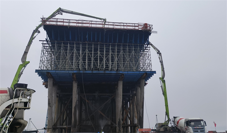 主墩11號(hào)墩0號(hào)塊第一?；炷翝仓?jpg