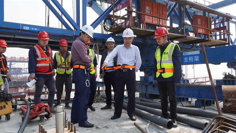 20230515574603.jpg 王術(shù)飛在大橋上實地查看_副本.jpg