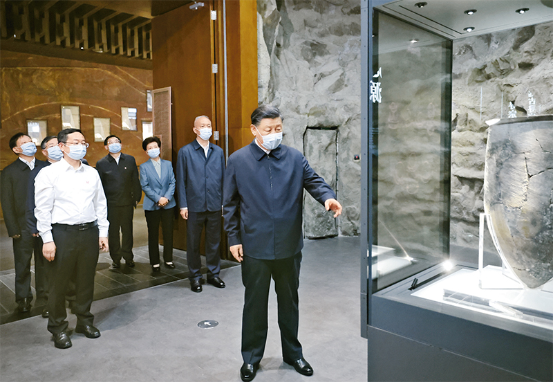2023年6月2日，中共中央總書記、國(guó)家主席、中央軍委主席習(xí)近平在北京出席文化傳承發(fā)展座談會(huì)并發(fā)表重要講話。這是座談會(huì)前，習(xí)近平2日下午在中國(guó)歷史研究院考察。 新華社記者 鞠鵬/攝