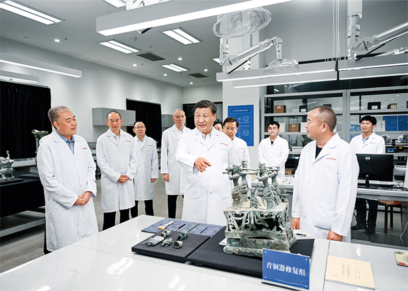 2023年7月25日至27日，中共中央總書記、國(guó)家主席、中央軍委主席習(xí)近平在四川考察。這是26日下午，習(xí)近平在位于德陽市廣漢市的三星堆博物館文物保護(hù)與修復(fù)館，同現(xiàn)場(chǎng)工作人員親切交流。 新華社記者 謝環(huán)馳/攝