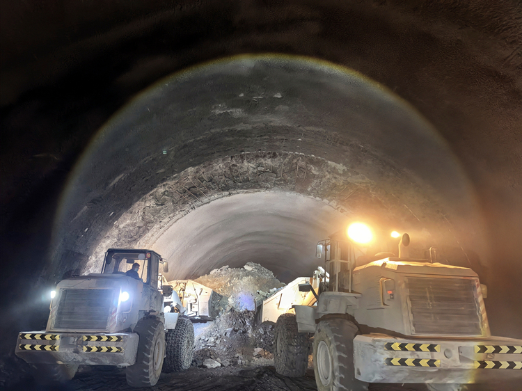 20250515107527.jpg 照片:蘭永臨2標(biāo)徐頂山隧道進口至斜井段雙線貫通_副本.jpg