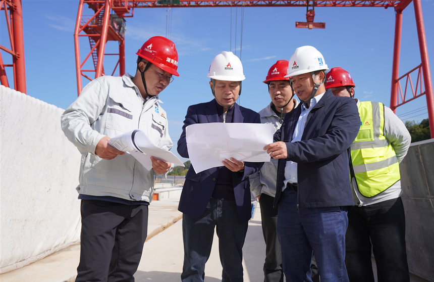 周強(qiáng)調(diào)研督導(dǎo)桃源樞紐二線(xiàn)橋梁項(xiàng)目建設(shè)_副本.jpg
